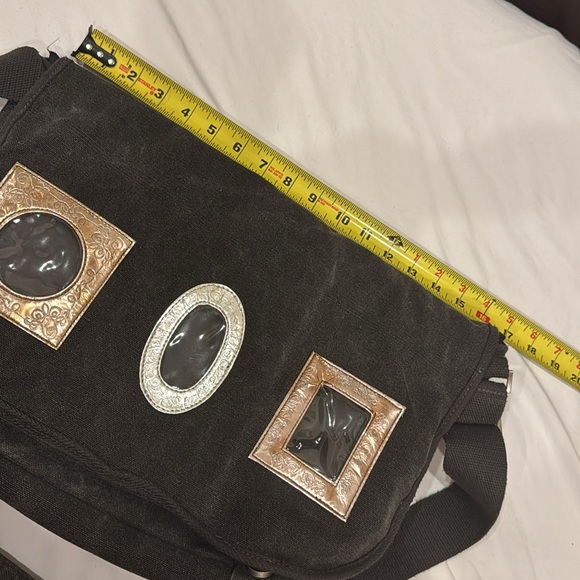 Add your own pictures to this super cool vintage messenger bag. - Picture 11 of 13